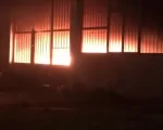 Itaúna: Galpão ao lado de posto de combustível pega fogo