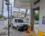 Homem passa mal e bate carro em estabelecimento comercial no Centro de Divinópolis