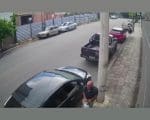 Vídeo: homem furta objetos de carro em área nobre de Divinópolis