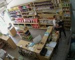 Vídeo: homem tenta agarrar atendente de loja no Centro de Formiga