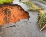 Asfalto cede e abre cratera na estrada de acesso a Itapecerica