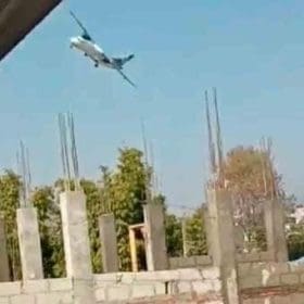 Um vídeo publicado nas redes sociais mostra o suposto momento da queda do avião no Nepal neste domingo (15/1).