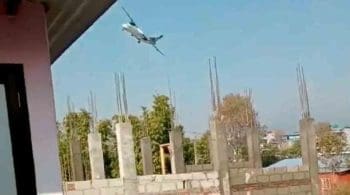 Um v&iacute;deo publicado nas redes sociais mostra o suposto momento da queda do avi&atilde;o no Nepal neste domingo (15/1).