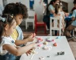 Escolas criam col&ocirc;nias de f&eacute;rias para atender pais que trabalham e n&atilde;o tem com quem deixar seus filhos.