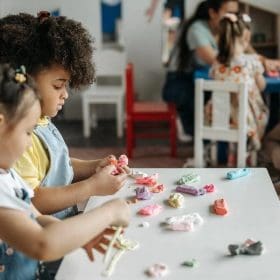 Escolas criam col&ocirc;nias de f&eacute;rias para atender pais que trabalham e n&atilde;o tem com quem deixar seus filhos.