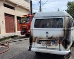 Kombi pega fogo no bairro Porto Velho