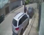 Vídeo: carro acerta moto e motorista foge sem prestar socorro no Padre Eustáquio, em Divinópolis
