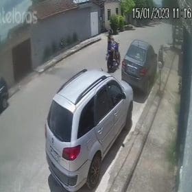 Vídeo: carro acerta moto e motorista foge sem prestar socorro no Padre Eustáquio, em Divinópolis