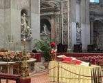 Fi&eacute;is prestam homenagem ao Papa em&eacute;rito na Bas&iacute;lica de S&atilde;o Pedro
