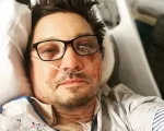 Jeremy Renner posta foto do hospital ap&oacute;s grave acidente com m&aacute;quina na neve