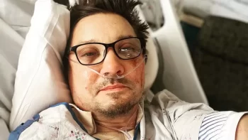Jeremy Renner posta foto do hospital ap&oacute;s grave acidente com m&aacute;quina na neve