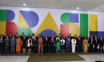 Lula dá posse a ministros e assina primeiras medidas de governo