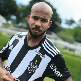 Com a mesma camisa de Ronaldinho Ga&uacute;cho, Patrick &eacute; apresentado no Atl&eacute;tico