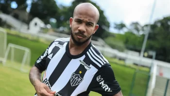 Com a mesma camisa de Ronaldinho Ga&uacute;cho, Patrick &eacute; apresentado no Atl&eacute;tico