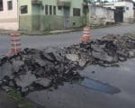 Secretário dá prazo para nova reabertura da rua São João del Rei e inauguração da usina de asfalto