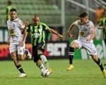 Am&eacute;rica vence e segue com folga na lideran&ccedil;a do grupo.