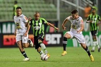 Am&eacute;rica vence e segue com folga na lideran&ccedil;a do grupo.