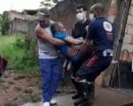 Ambulância do SAMU não consegue descer rua e idoso precisa ser carregado no bairro Santos Dumont