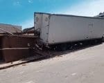 Caminhão perde o freio e invade casa em Divinópolis; veja o vídeo