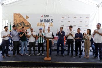 Deputada estadual &eacute; deixada de fora da mesa durante cerim&ocirc;nia com governador em Divin&oacute;polis, gerando nota de rep&uacute;dio do Partido Verde