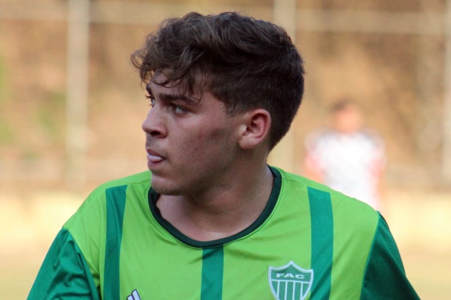 oão Vitor Goiaba, o jovem talento do futebol de Divinópolis, acaba de renovar seu contrato com o Ferroviário Atlético Clube (FAC)