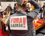 Eduardo Azevedo toma posse em meio a protesto