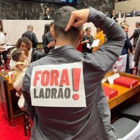 Eduardo Azevedo toma posse em meio a protesto