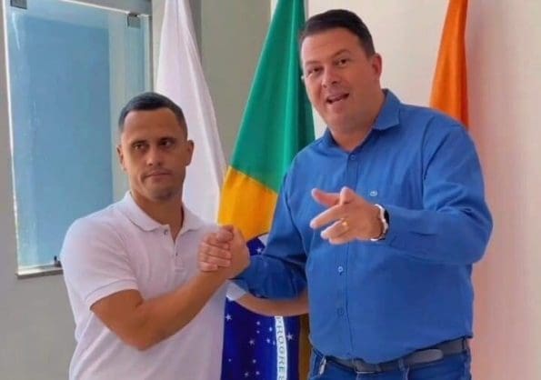 Prefeito atende presidente da Câmara e sanciona lei para evitar impeachment