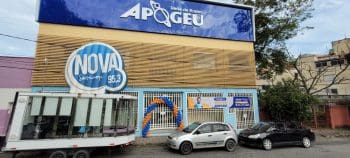 Est&uacute;dio M&oacute;vel da r&aacute;dio Nova Sertaneja est&aacute; ao vivo direto do novo Col&eacute;gio Apogeu no centro de Divin&oacute;polis