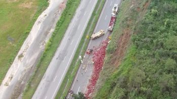 Acidente com carreta fecha BR-040, em Esmeraldas, na Grande BH