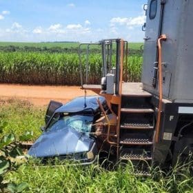 Criança é arremessada de carro que se chocou com trem em Lagoa da Prata
