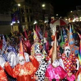 Abertura do carnaval de Oliveira lotou a praça principal da cidade e veja programação
