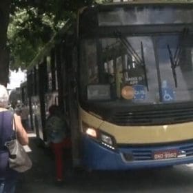 Motoristas de &ocirc;nibus de Divin&oacute;polis amea&ccedil;am greve por reajuste salarial