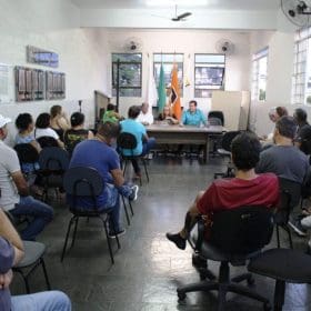 Ap&oacute;s a suspens&atilde;o da assembleia, alguns servidores permaneceram no audit&oacute;rio do Sintram e participaram de uma conversa com a diretoria