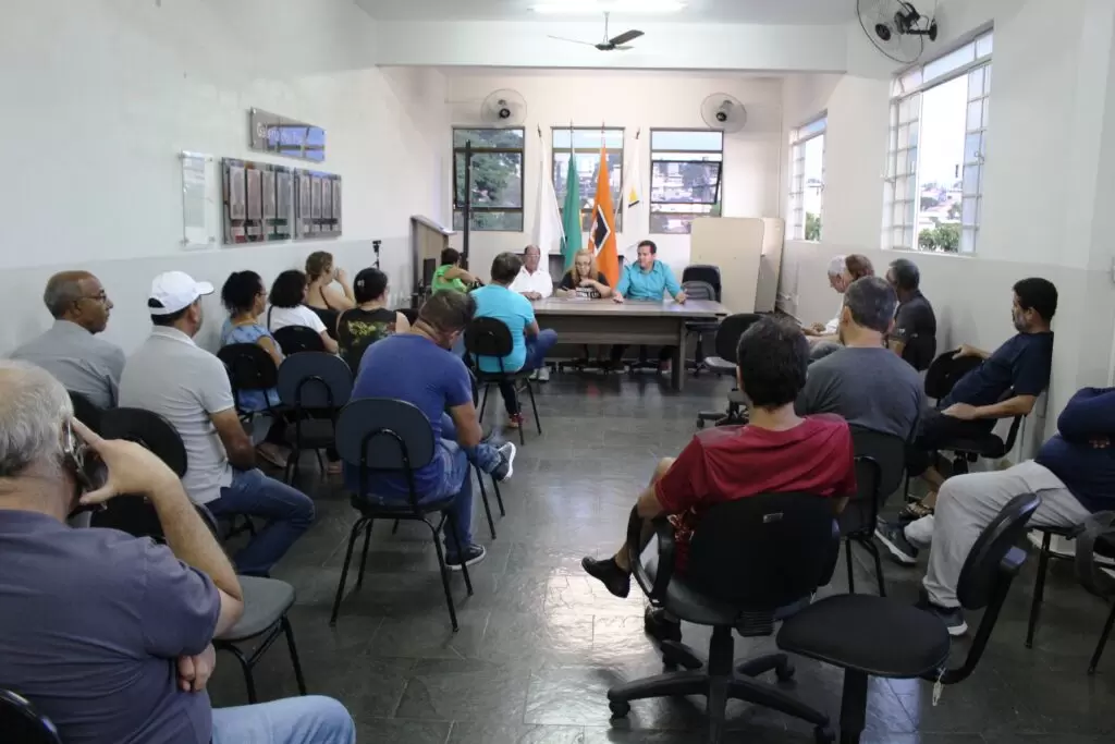 Após a suspensão da assembleia, alguns servidores permaneceram no auditório do Sintram e participaram de uma conversa com a diretoria
