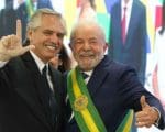 Alberto Fernandes faz o L na posse de Lula