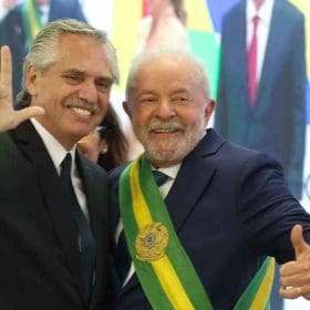 Alberto Fernandes faz o L na posse de Lula