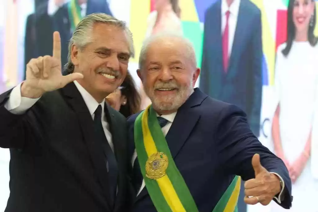 Alberto Fernandes faz o L na posse de Lula