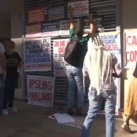 Professores realizaram protesto em defesa do piso salarial nesta sexta-feira (31)