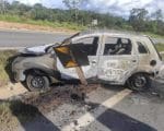 Carro pega fogo após motorista com sintomas de embriaguez colidir veículo em placas de sinalização 