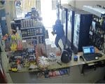 Homem é assassinado com 30 tiros quando comprava refrigerante em loja de conveniência, veja vídeo
