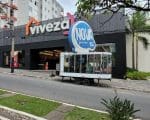 Est&uacute;dio M&oacute;vel da r&aacute;dio Nova Sertaneja est&aacute; ao vivo direto da Viveza, no alto da rua Goi&aacute;s