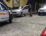 Ladrões de loja de celulares invadem casa durante fuga em Divinópolis