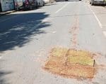 Moradores improvisam grama para tapar buraco na avenida Paraná