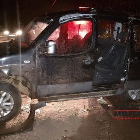 Colisão frontal entre dois carros deixa duas pessoas em estado grave em Itatiaiuçu