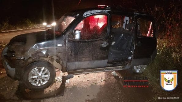 Colisão frontal entre dois carros deixa duas pessoas em estado grave em Itatiaiuçu