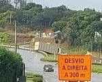 Caminhão invade canteiro central em rodovia de Divinópolis, veja vídeo