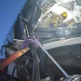 Acidente entre ônibus e carreta deixa mais de oito feridos, em Montes Claros