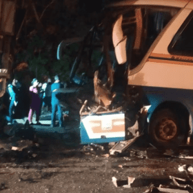 Acidente envolvendo &ocirc;nibus de turismo, caminh&atilde;o e moto deixa seis feridos, em Curvelo