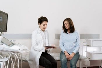 Aprovada a presen&ccedil;a de acompanhante em consulta e exame de mulher